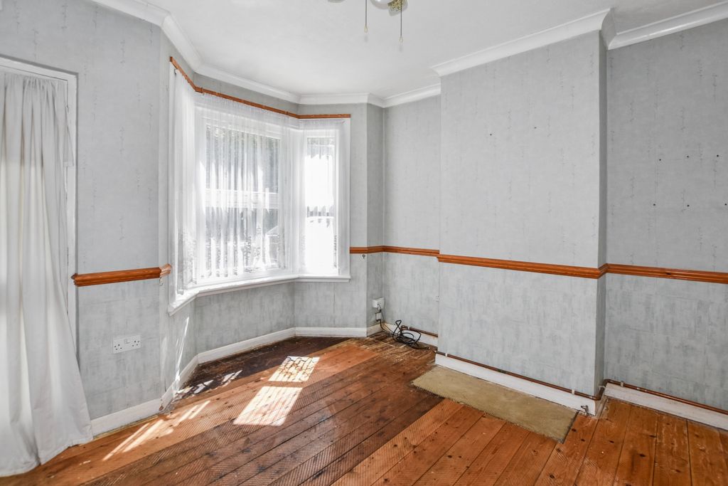 Property photo 3 of 17 21 Athol Road, Erith, Kent, Da8 1Pt