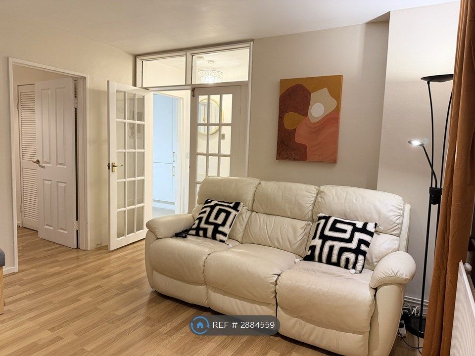 Property photo 3 of 11 Living Room