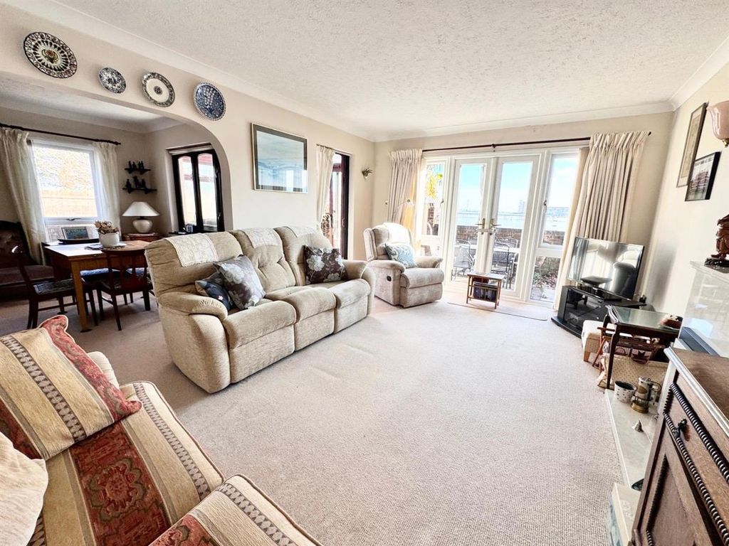 Property photo 3 of 32 Lounge / Dining Room