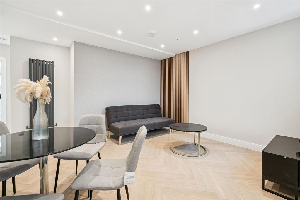 Property photo 2 of 8 Flat 3 20 Hoyle Road Reception 2.Jpg