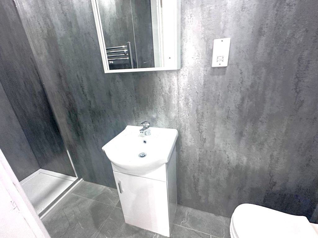 Property photo 2 of 5 Ensuite
