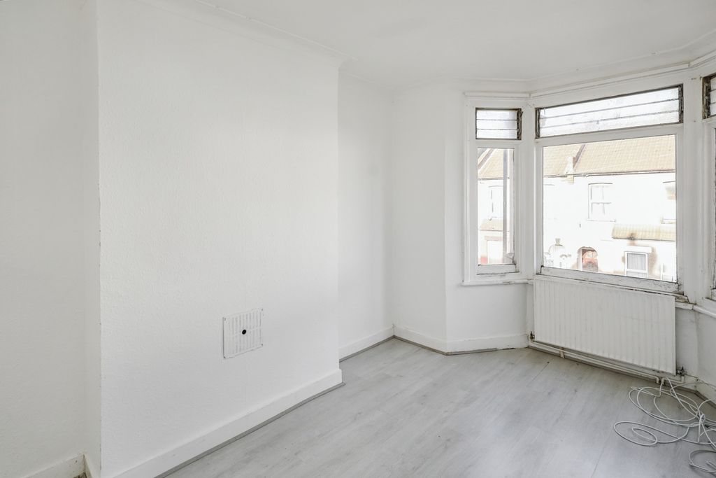 Property photo 3 of 13 58A Herga Road, Harrow, Ha3 5As