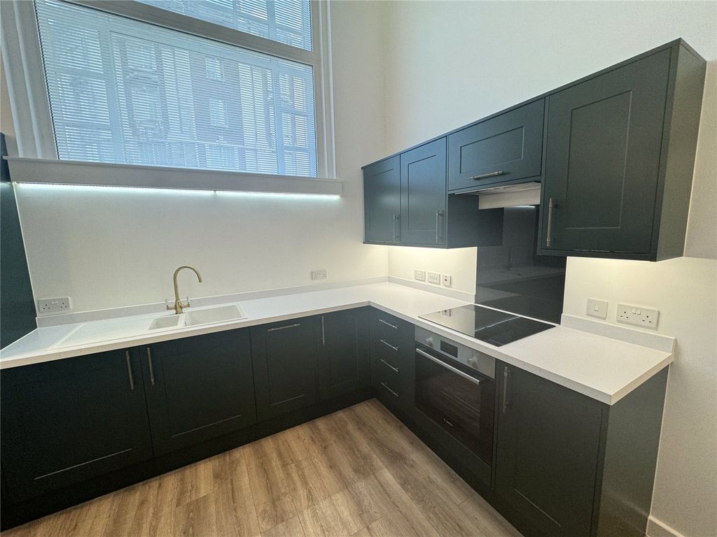 Property photo 3 of 9 Flat 001