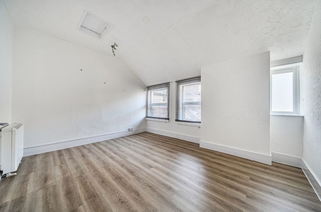 Property photo 3 of 10 Lounge