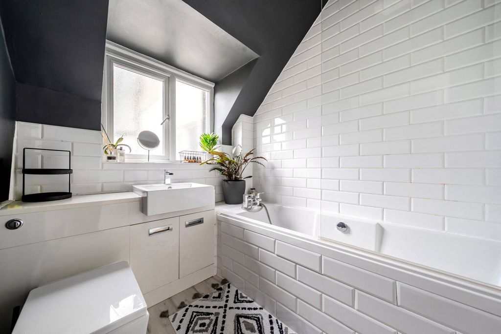 Property photo 3 of 10 Bathroom