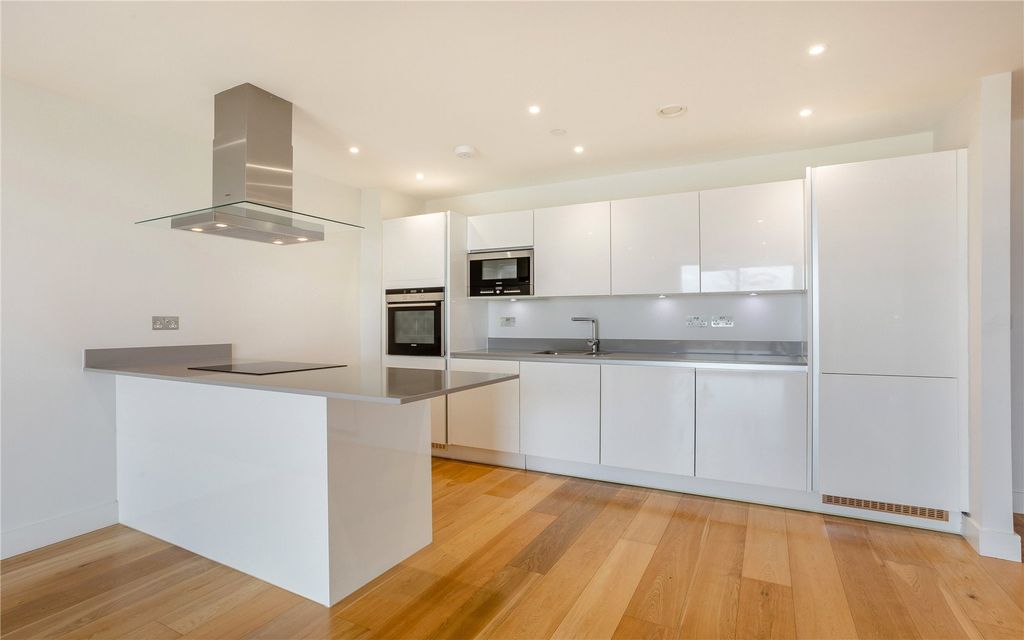 Property photo 2 of 10 Kitchen