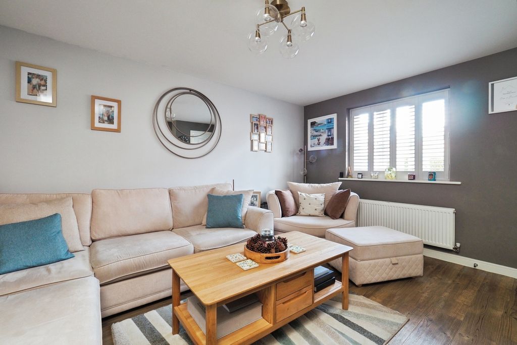 Property photo 3 of 17 Lounge