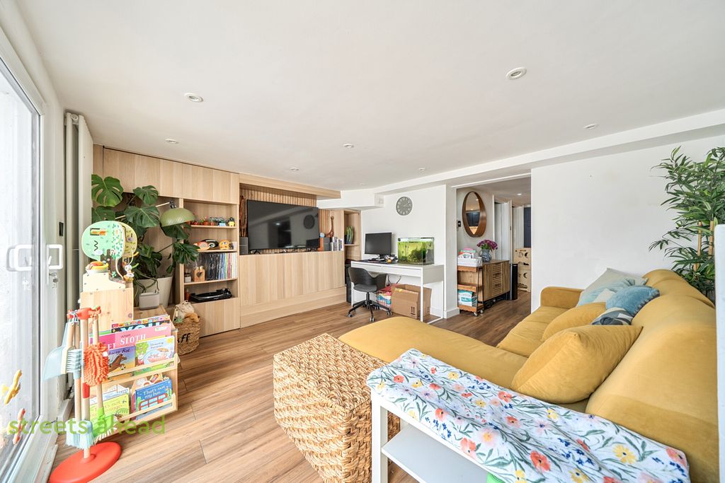 Property photo 2 of 17 c610Ebf3-4987-433...