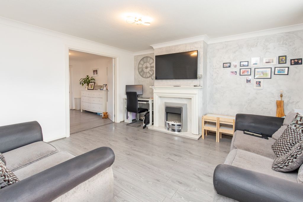 Property photo 2 of 11 Living Room