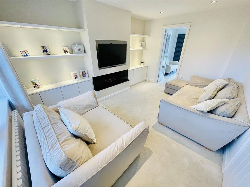 Property photo 3 of 17 Lounge