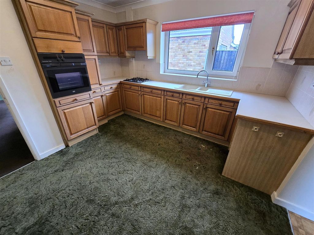 Property photo 3 of 10 Kitchen