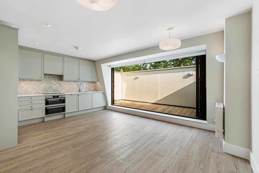 Property photo 1 of 8 Flat 4, 130A Chiswick High Road (2).Jpg