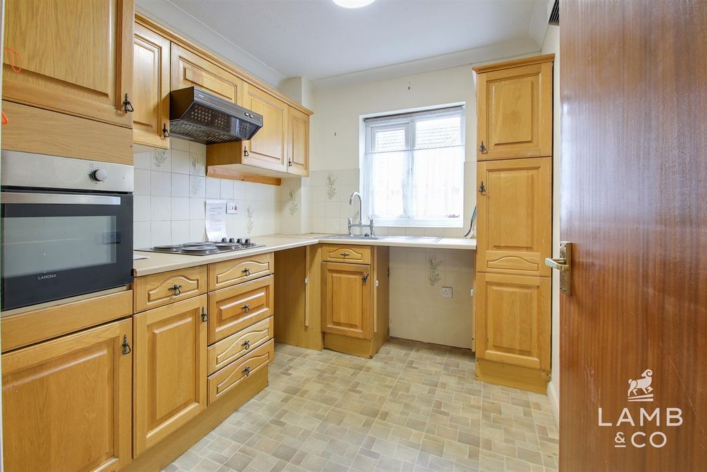 Property photo 3 of 7 Kitchen