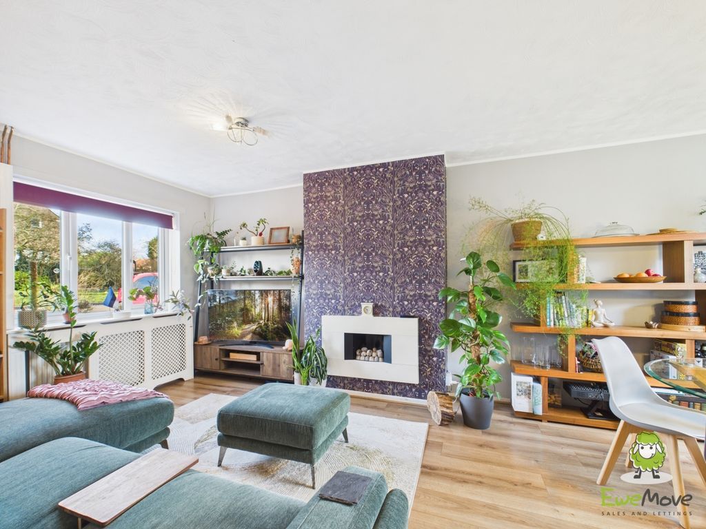 Property photo 2 of 17 Ewemove Basingstoke Estate Agents - Scotney Road -