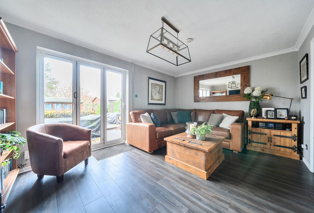 Property photo 1 of 14 1397495-15-696E28...