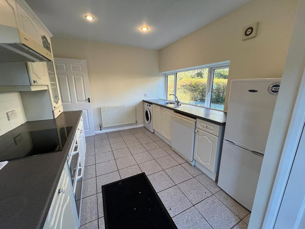 Property photo 3 of 12 Kitchen