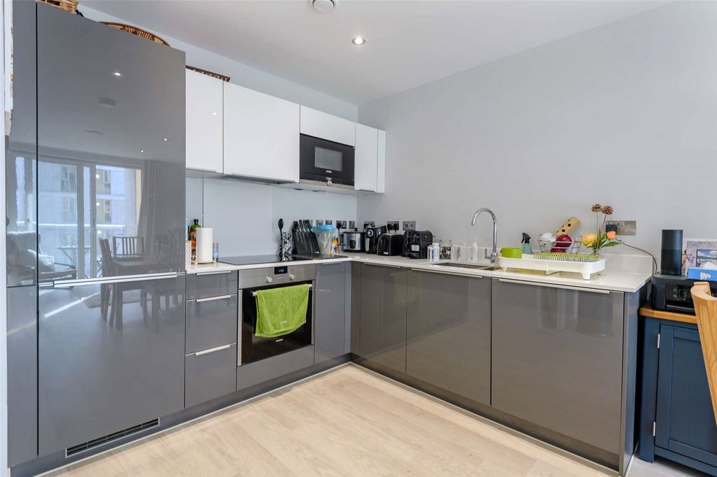 Property photo 2 of 6 Kitchen