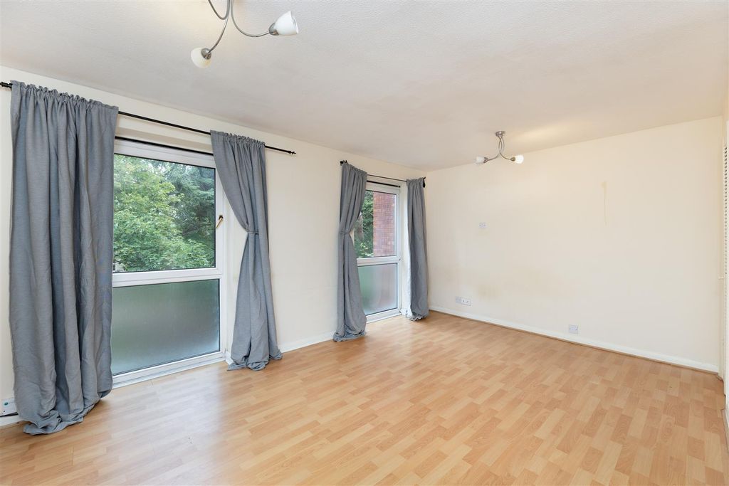 Property photo 2 of 12 Ridgeway Court (4 Of 10).Jpg