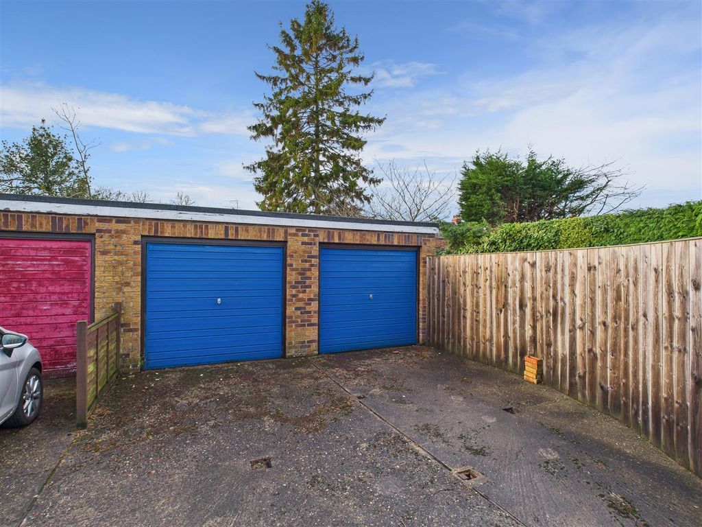 Property photo 2 of 10 Garage