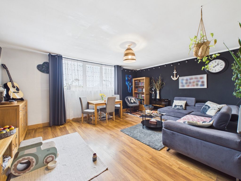 Property photo 2 of 12 4870284