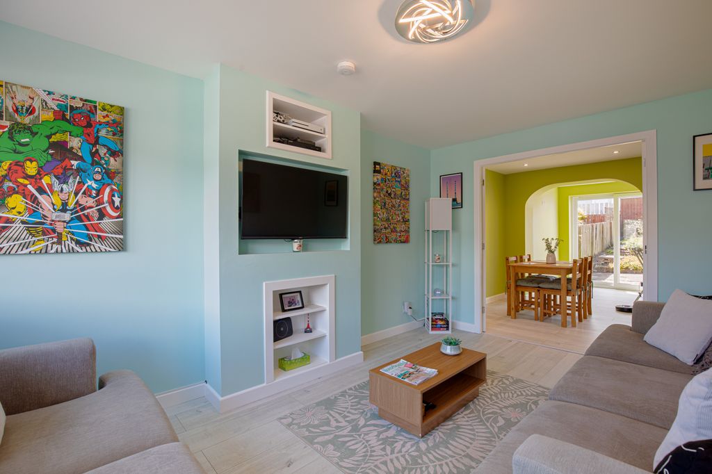 Property photo 3 of 19 Living1