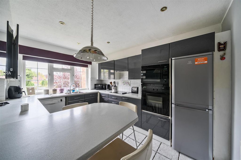 Property photo 3 of 11 Kitchen/Breakfast Room: