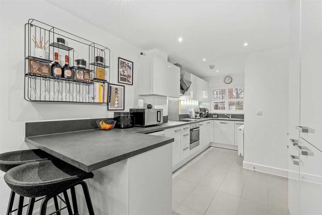 Property photo 3 of 15 97 Chequers Ave, Hp11 1Gp-7.Jpg