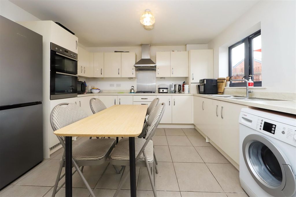Property photo 2 of 11 Kitchen