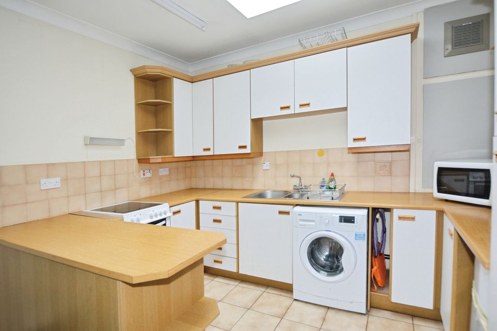 Property photo 3 of 10 Kitchen