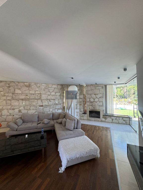 Property photo 2 of 42