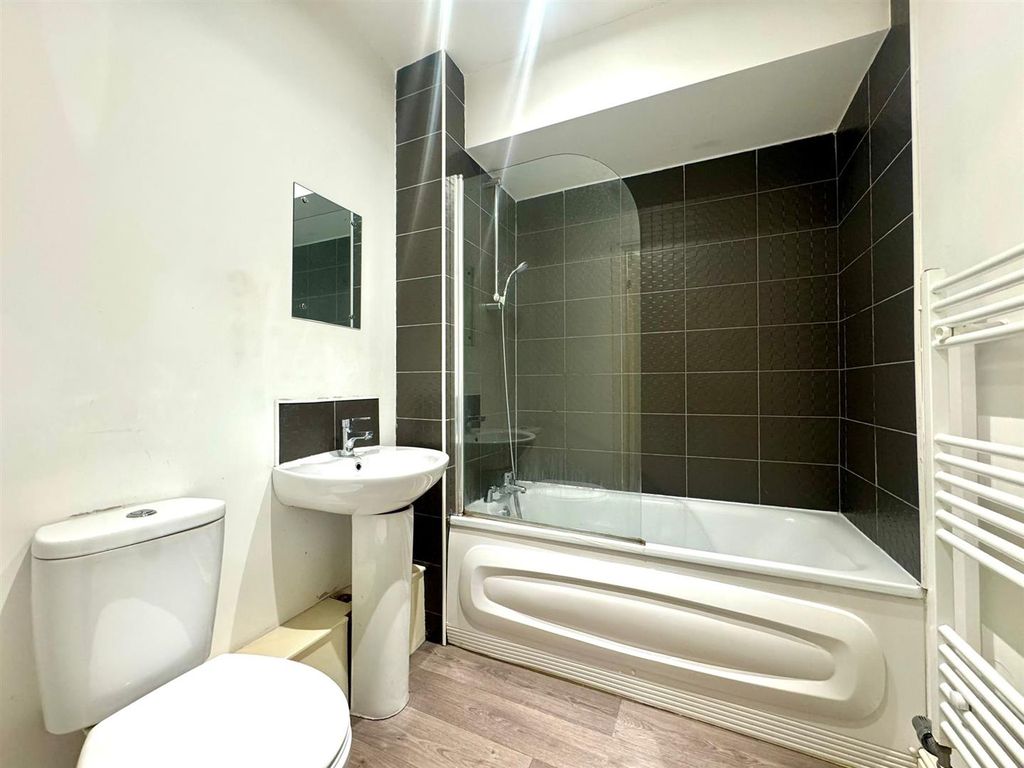 Property photo 1 of 6 Bathroom.Jpeg