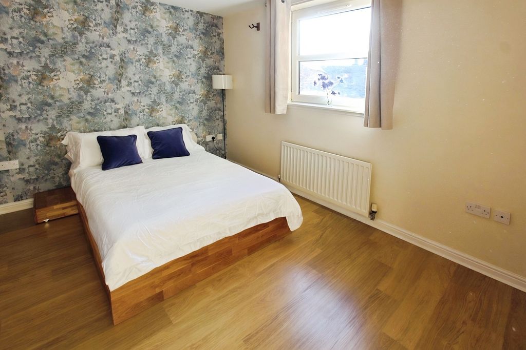 Property photo 2 of 5 Bedroom