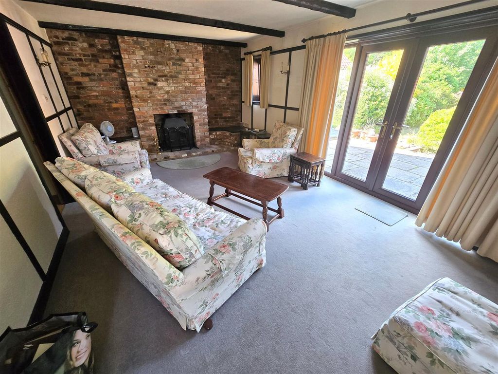 Property photo 2 of 11 Lounge