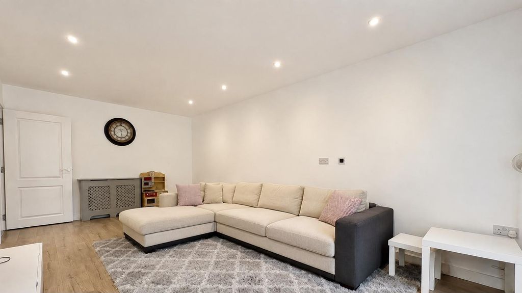 Property photo 2 of 9 3 Bedroom For Rent By Barrain London Estate Agency