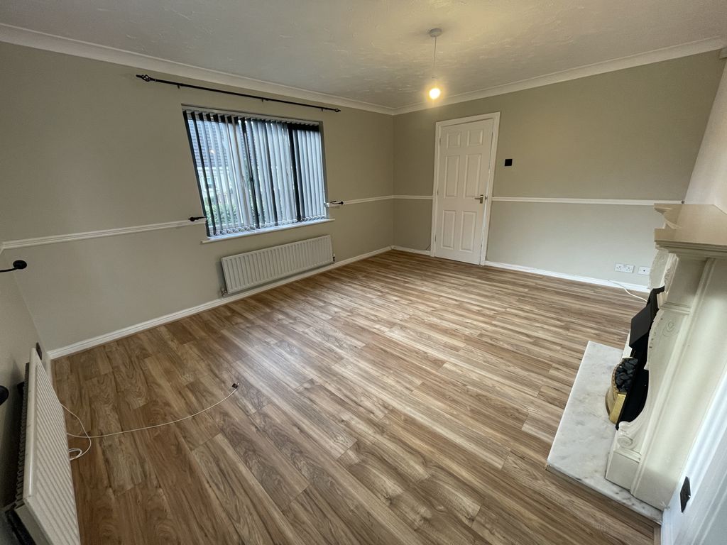 Property photo 3 of 17 Living Room