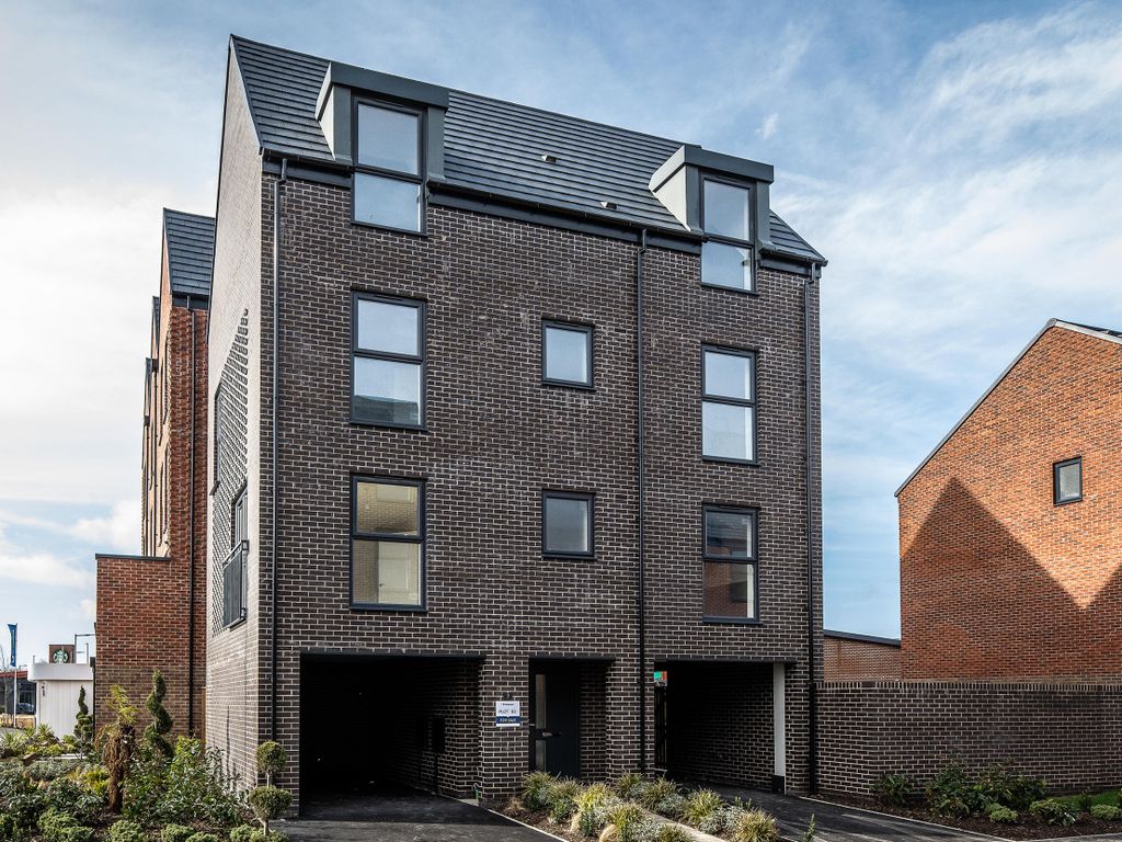 Property photo 1 of 31 Chateau Mews Exteriors 013111