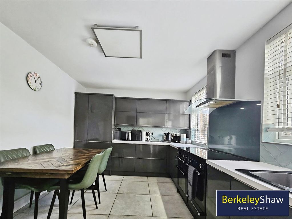 Property photo 3 of 11 Kitchen