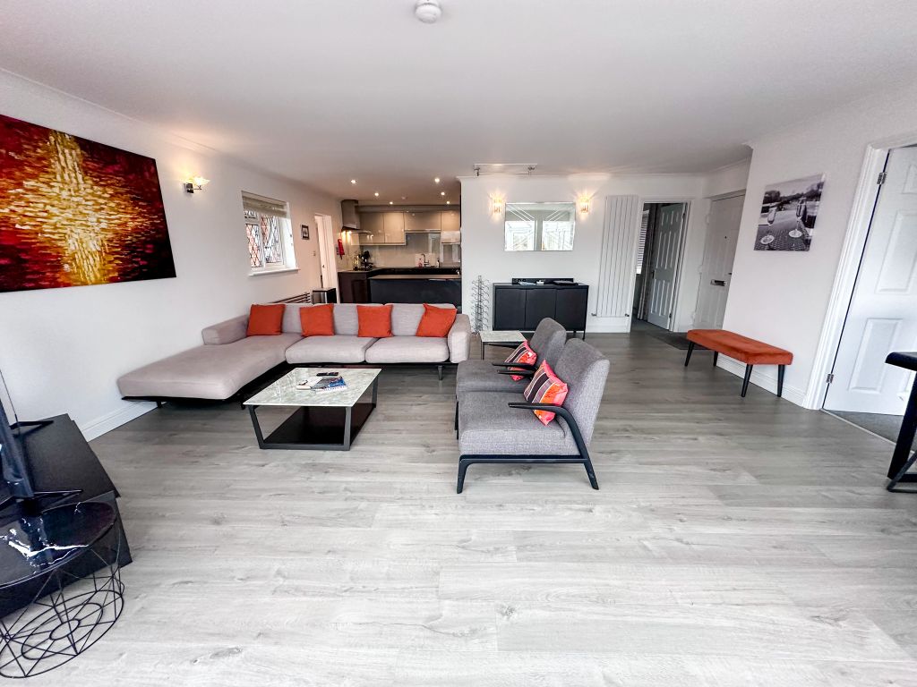 Property photo 3 of 14 Lounge