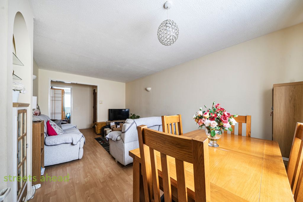 Property photo 3 of 17 E2c57d16-E358-413...