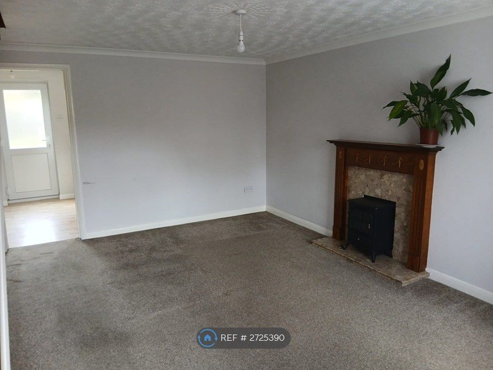 Property photo 3 of 6 Living Room