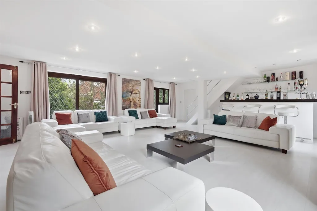 House in London Borough of Bromley, Chislehurst - More