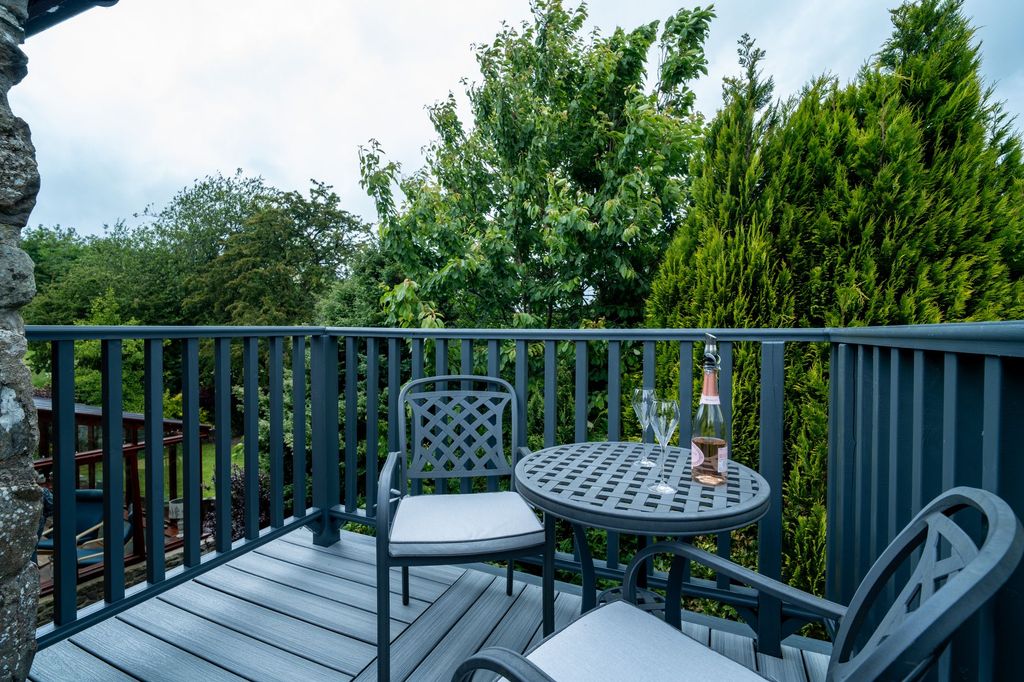 Property photo 2 of 35