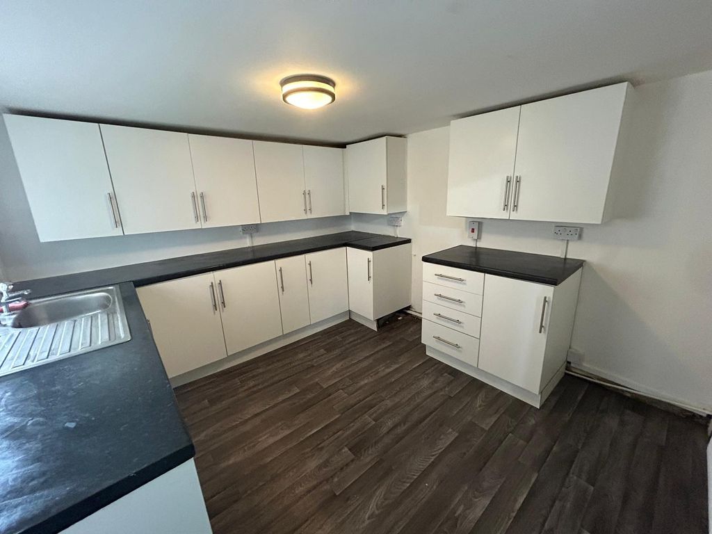 Property photo 3 of 7 Kitchen