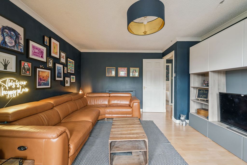 Property photo 3 of 17 Lounge