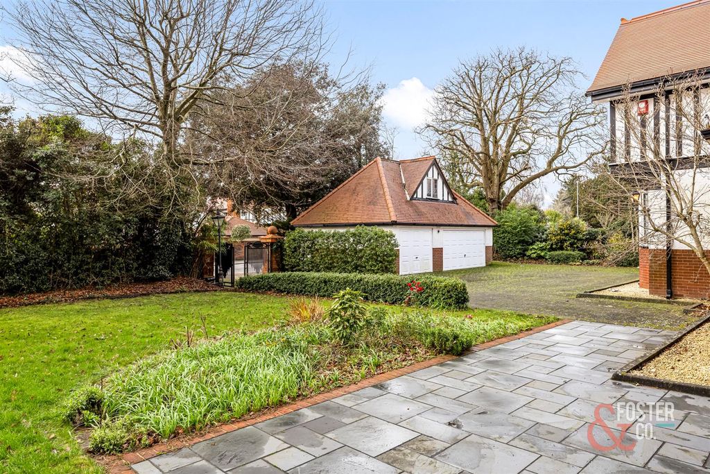 Property photo 3 of 58 Dyke Road Avenue, 32-001.Jpg