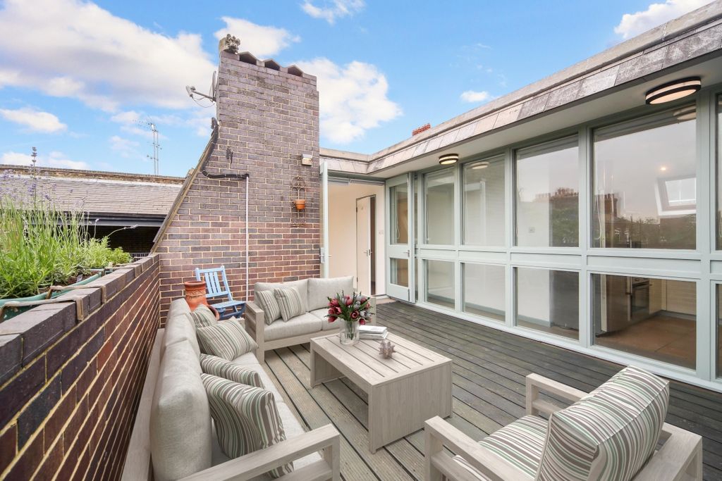 Property photo 2 of 12 4