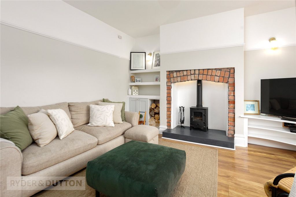 Property photo 3 of 27 Lounge