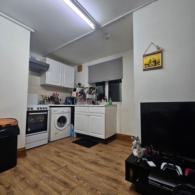 Property photo 1 of 5 1 Bed Studio To Rent Dormers Wells Lane, Southall Ub1
