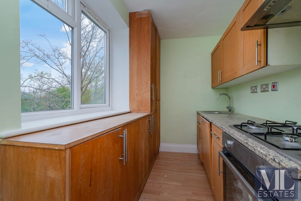 Property photo 3 of 8 Photo 4