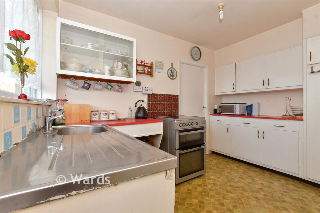 Property photo 3 of 19 Kitchen